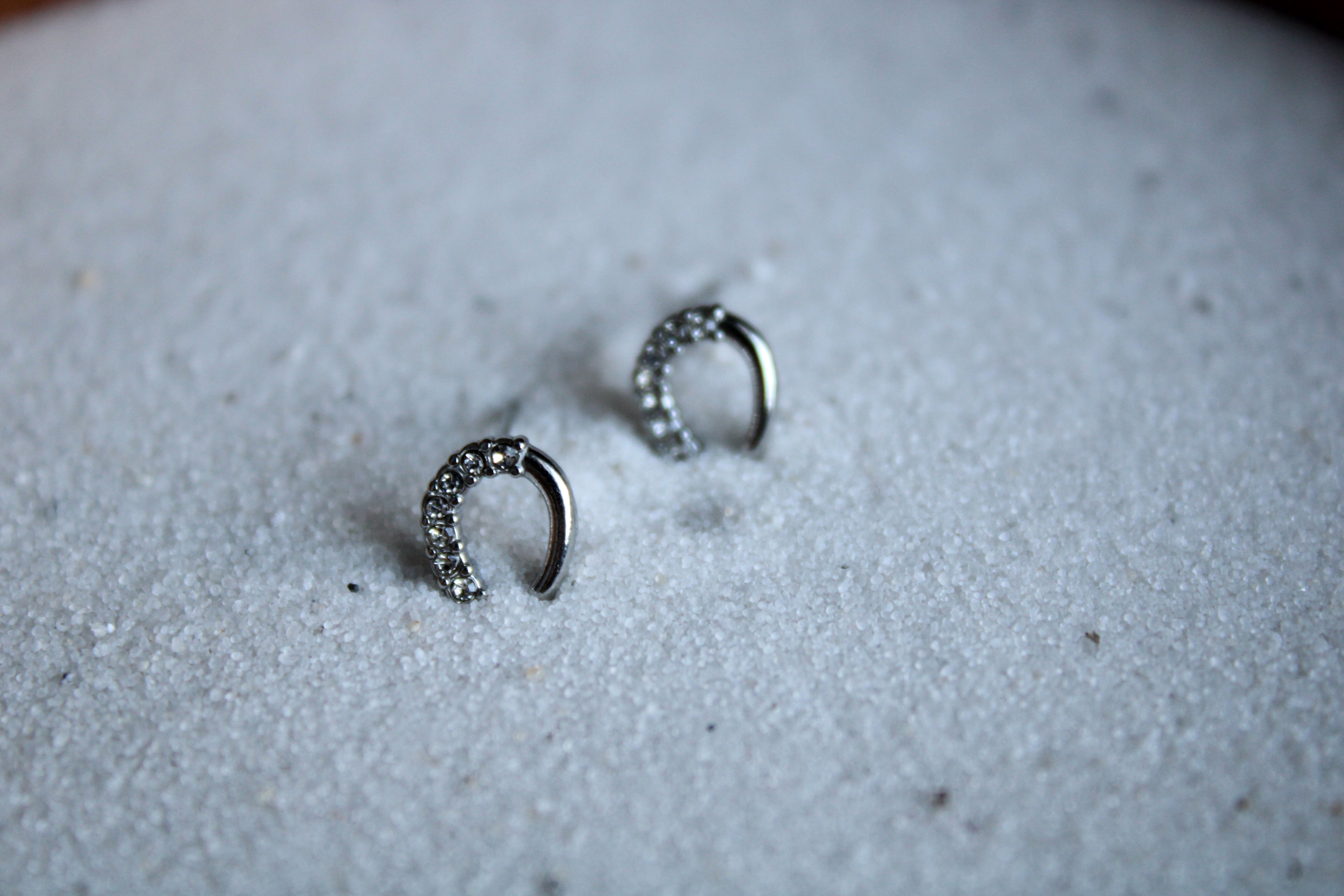 Lucky horseshoe stud earrings ✨🍀