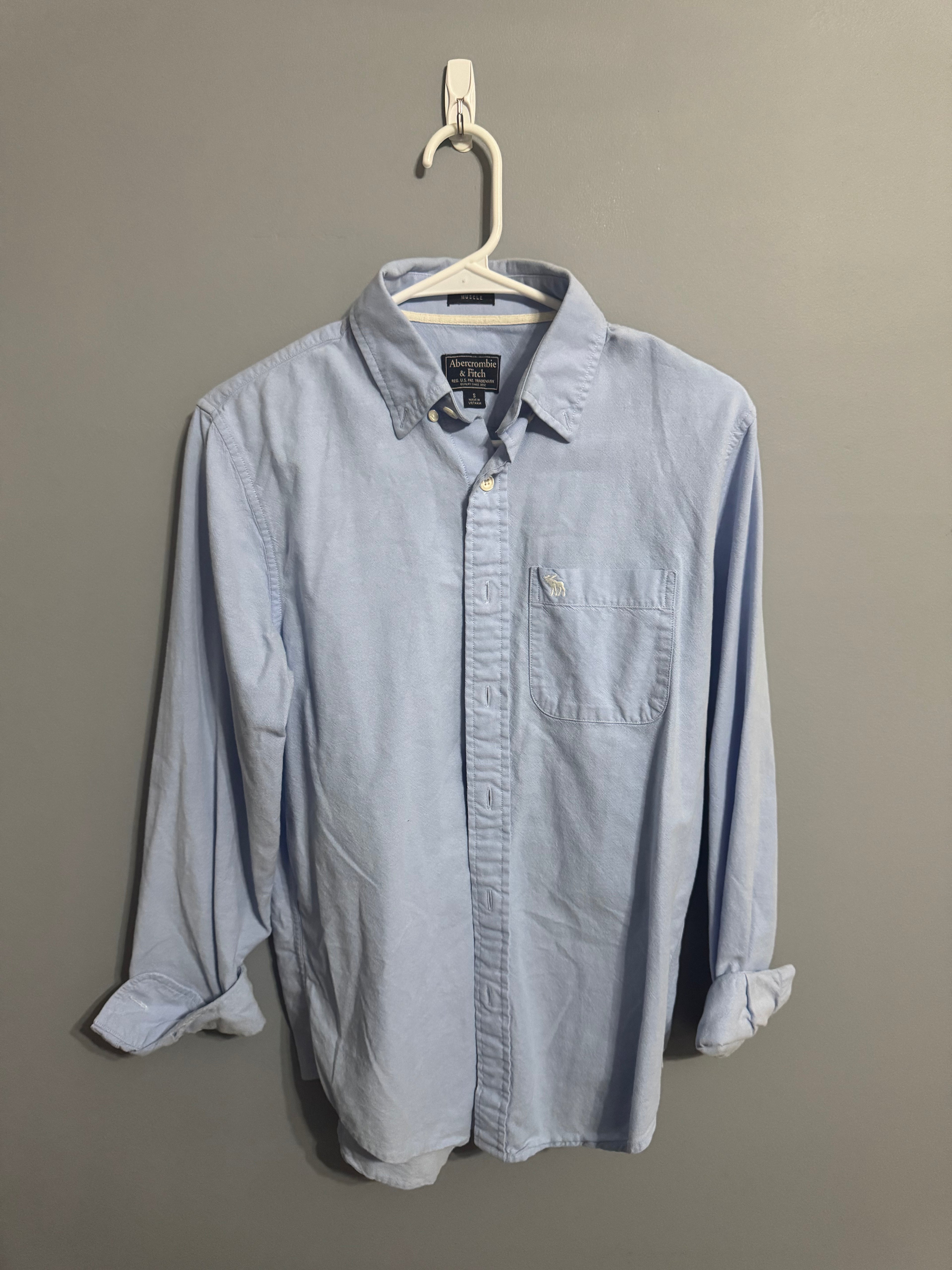 Abercrombie & Fitch Light Blue Button-Down Shirt – Men’s Small (Muscle Fit)