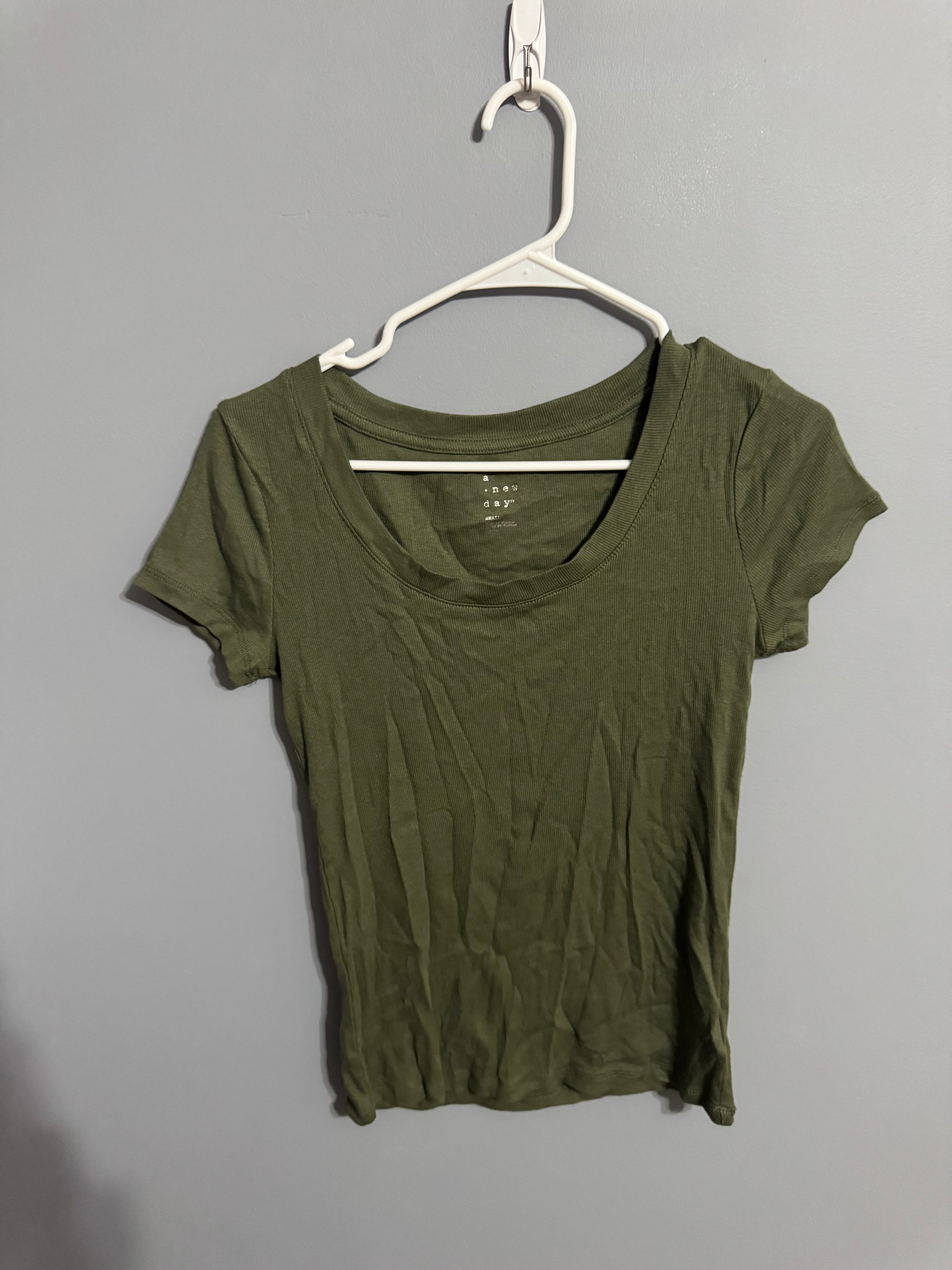 A New Day Olive Green Scoop Neck Tee – Women’s Small