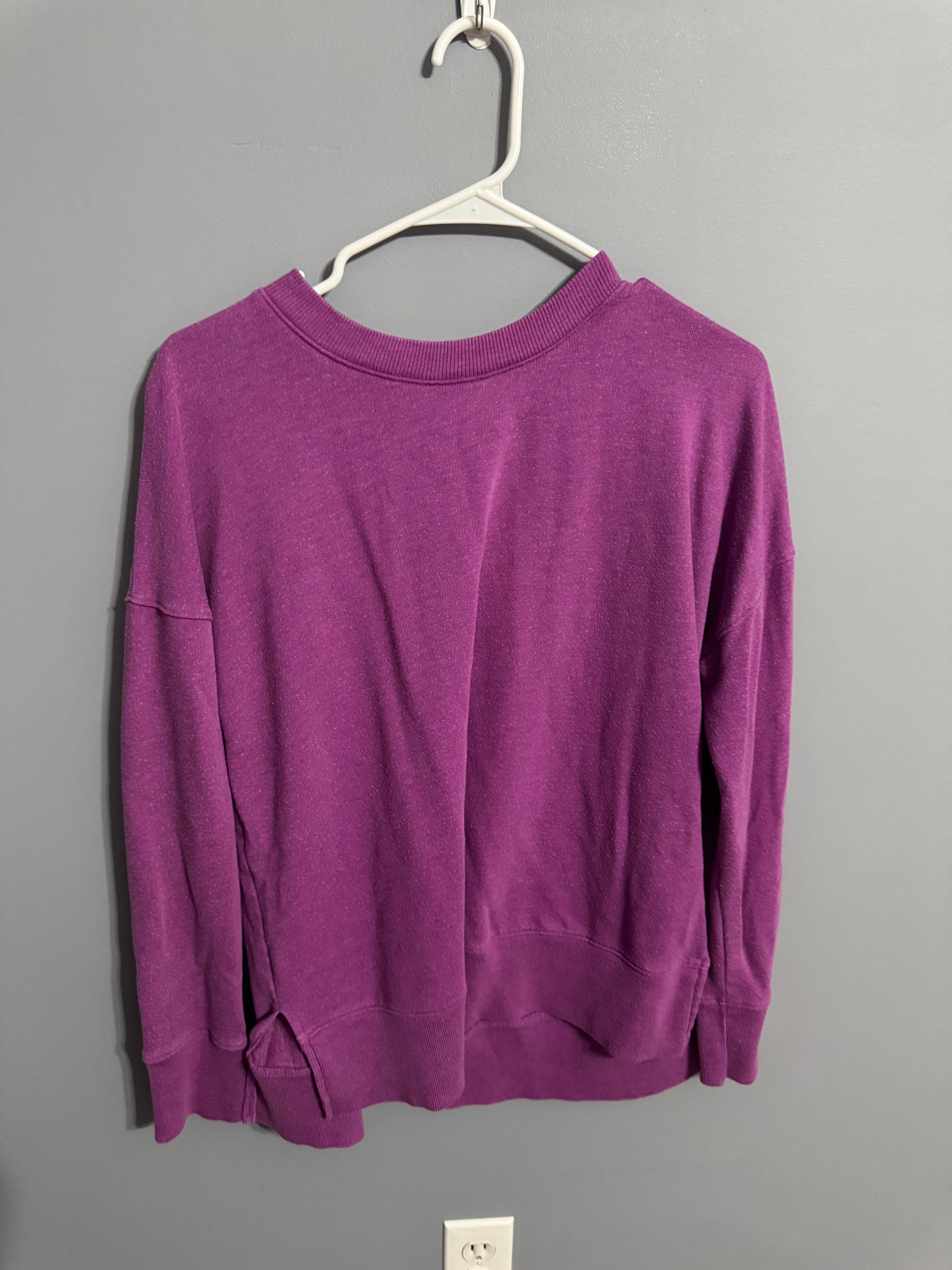 Time and Tru Women’s Plum Purple Crewneck Sweatshirt – Size M