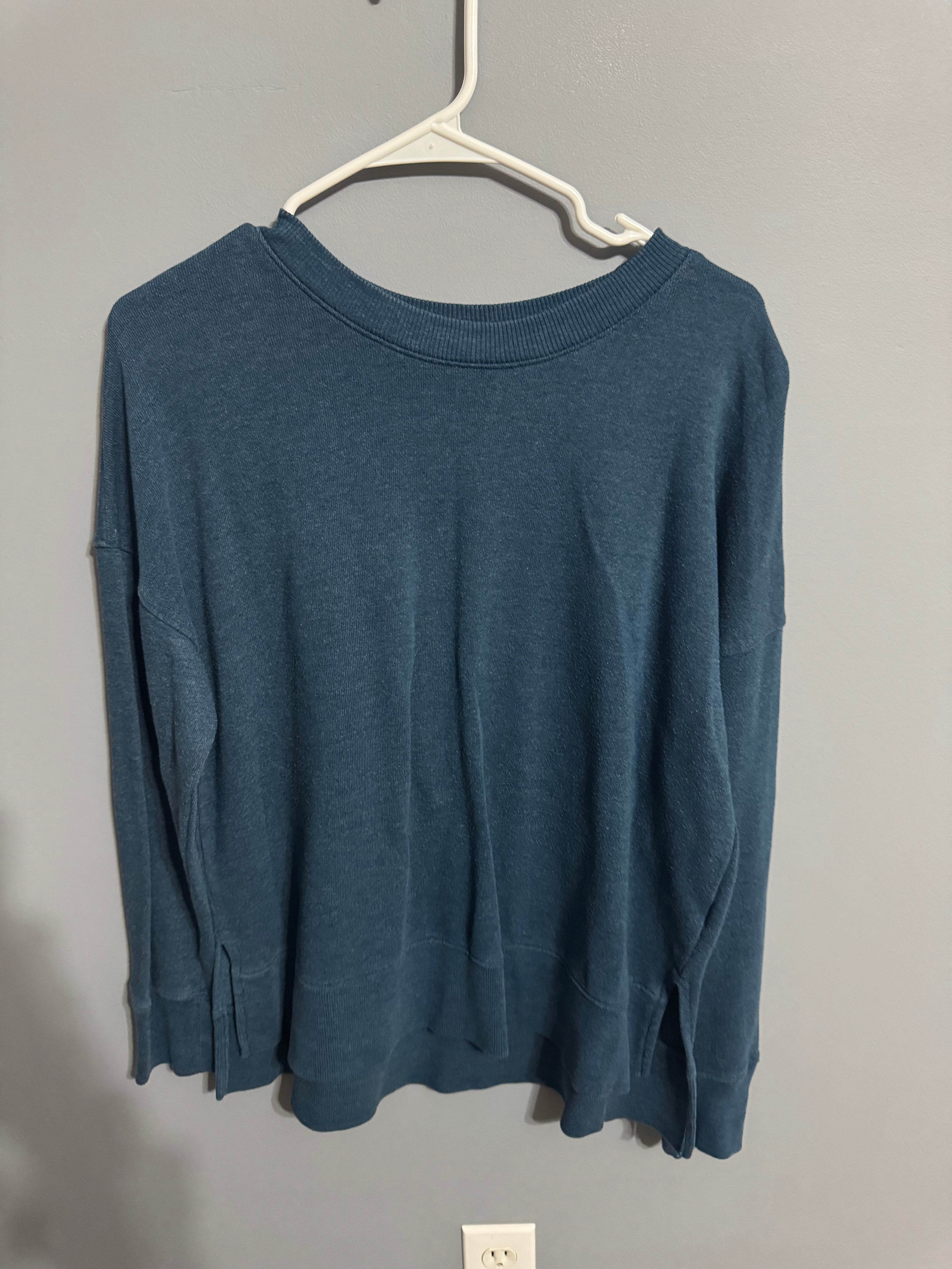 Time and Tru Women’s Blue Heather Crewneck Sweatshirt – Size M